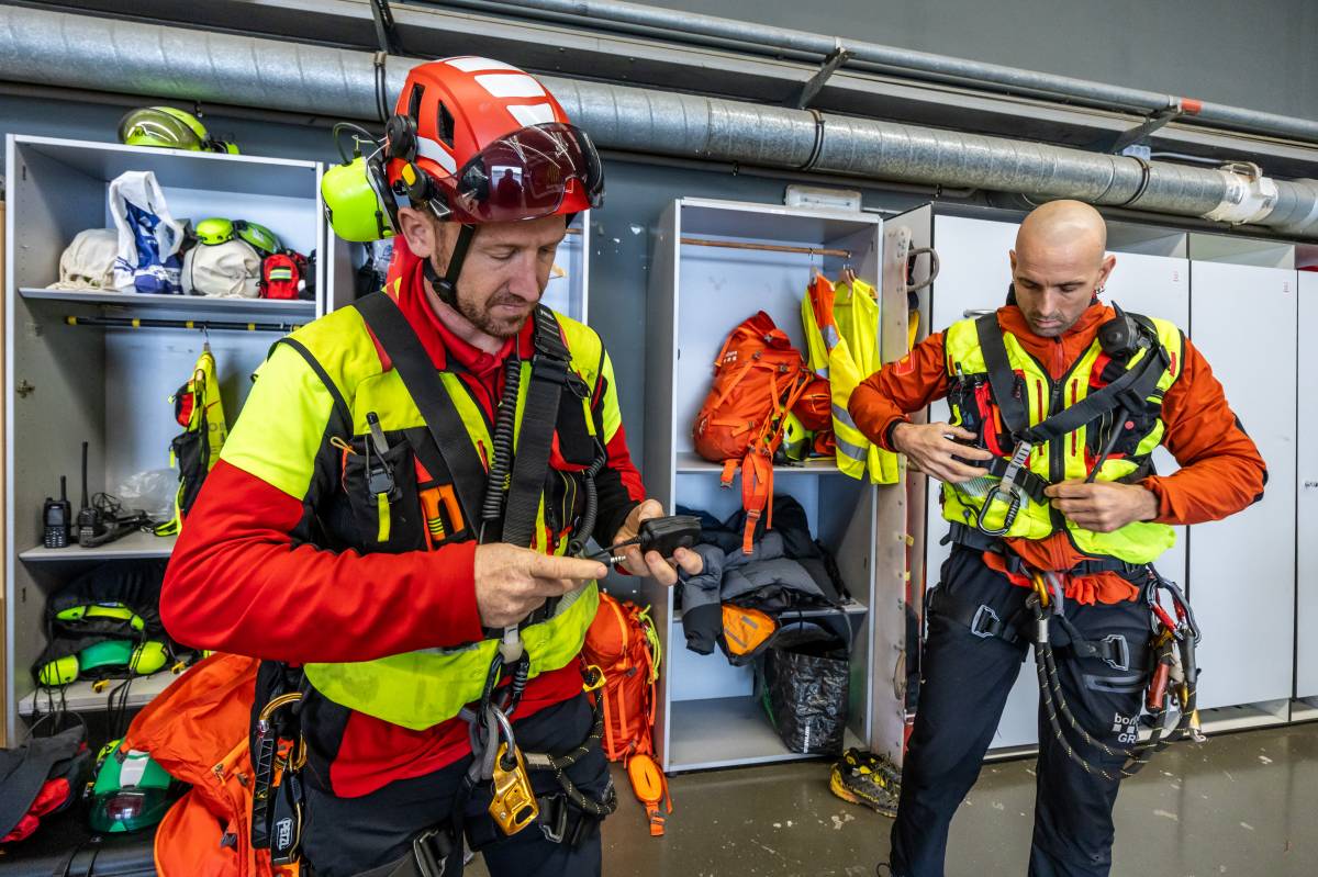 Les cares que formen l'equip de rescat especialitzat dels Bombers: "Salvar vides no té preu"
