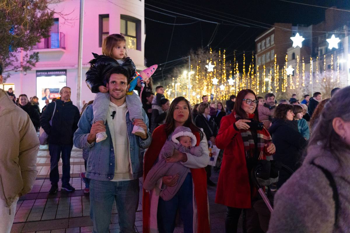 Els Bonaldo veient l`espectacle del calendari d`advent