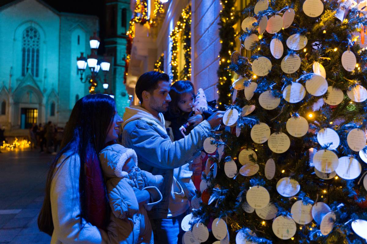 La família buscant desitjos de Nadal