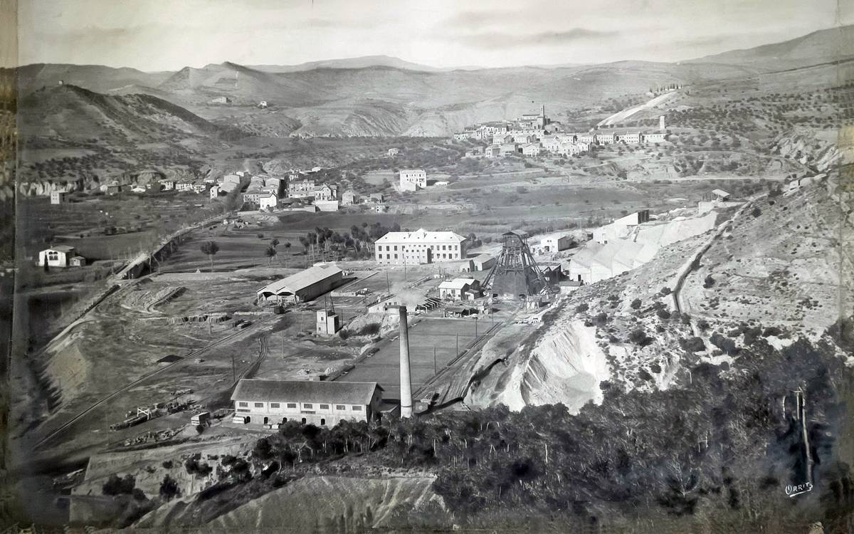 L'Arxiu Municipal de Súria rep tres fotografies aèries històriques de gran format