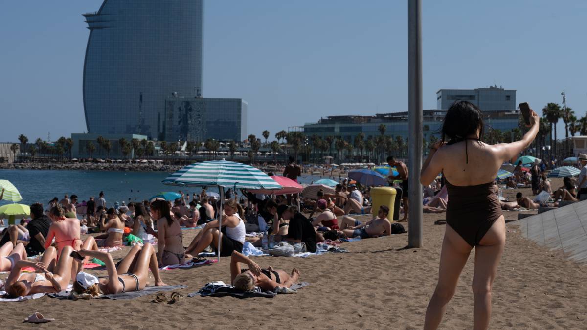 La lletra petita de les noves multes a Barcelona: anar sense samarreta, pagar un massatge o beure al carrer