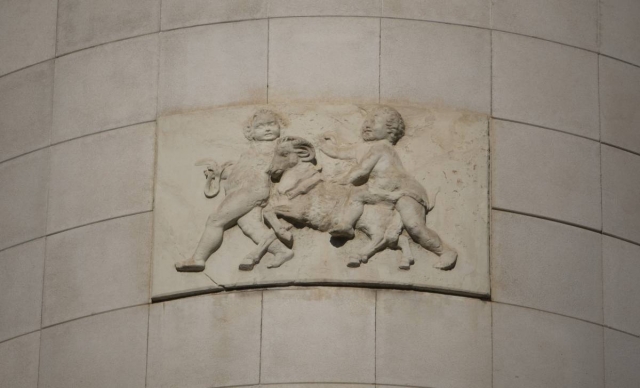 Saps on són... aquests infants que amansen un moltó?