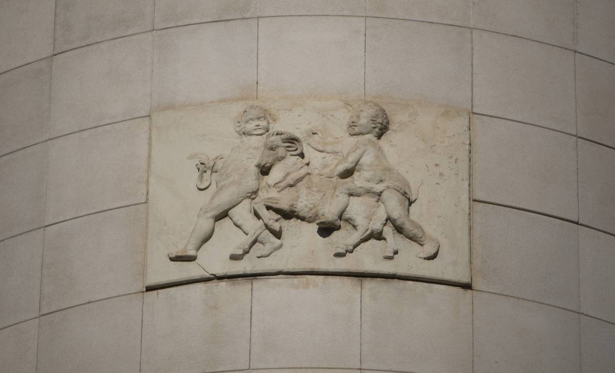 Saps on són... aquests infants que amansen un moltó?