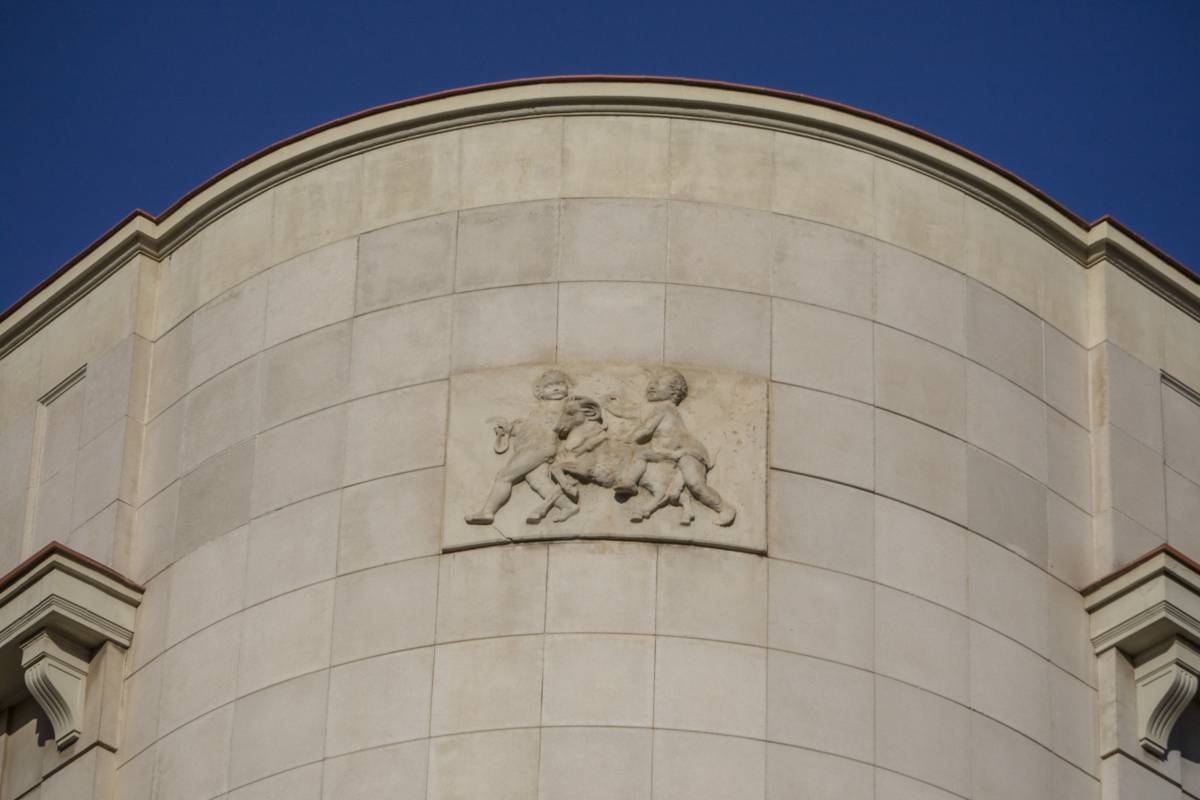 Obra de l'artista Miguel Ros Orta, a l'edifici Pont Aurell i Armengol - NEBRIDI ARÓZTEGUI