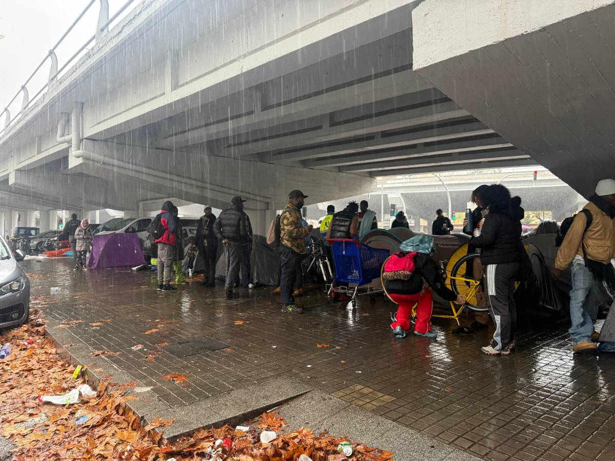 Els desallotjats del B9 dormen sota la C-31 a Badalona i Albiol diu que farà desmuntar les tendes