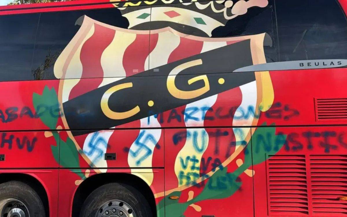 Vandalitzen l'autobús del Nàstic a Antequera amb pintades i un vidre trencat