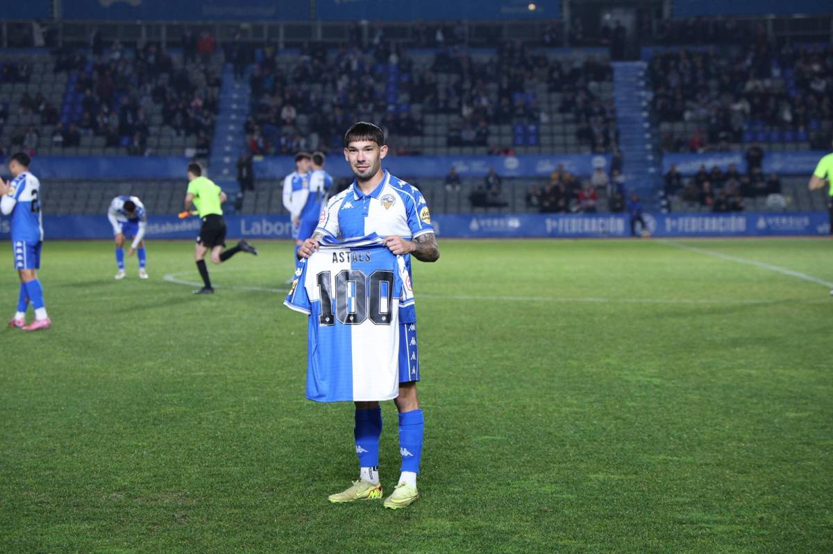 Astals ha rebut una samarreta pel seu centenari com a arlequinat - Victor Castillo Astals ha rebut una samarreta pel seu centenari com a arlequinat