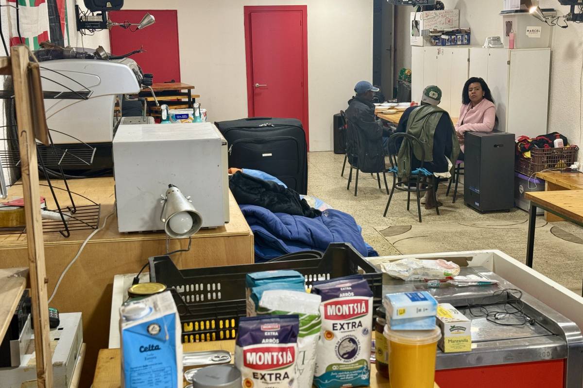 Alguns dels desallotjats del B9 passen la nit sota cobert: «Estava a punt de morir de fred»