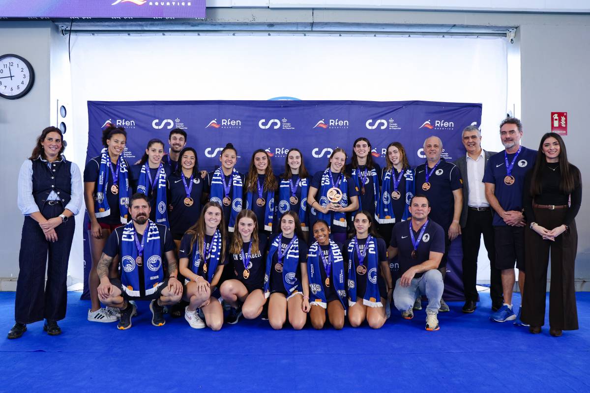 L'equip femení, amb la medalla com a tercer classificat - Victor Castillo