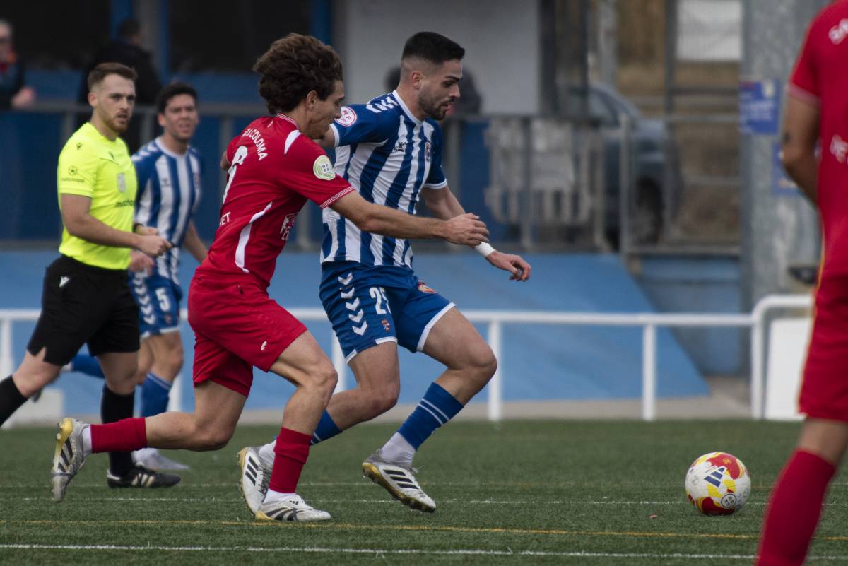 Hugo García controla la pilota davant del jugador colomenc Escarrabill - 