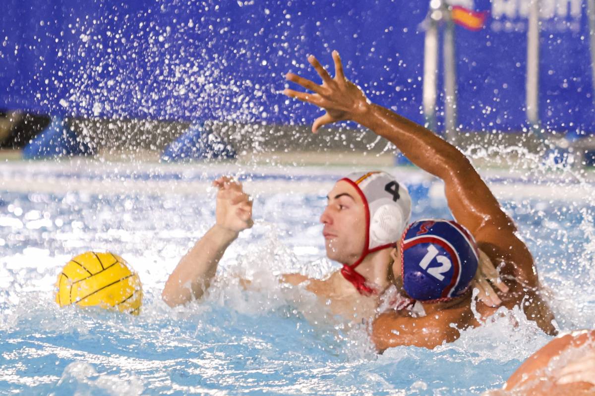 Bernat Sanahuja, en una acció ofensiva davant d'Irving - Lluís Clotet