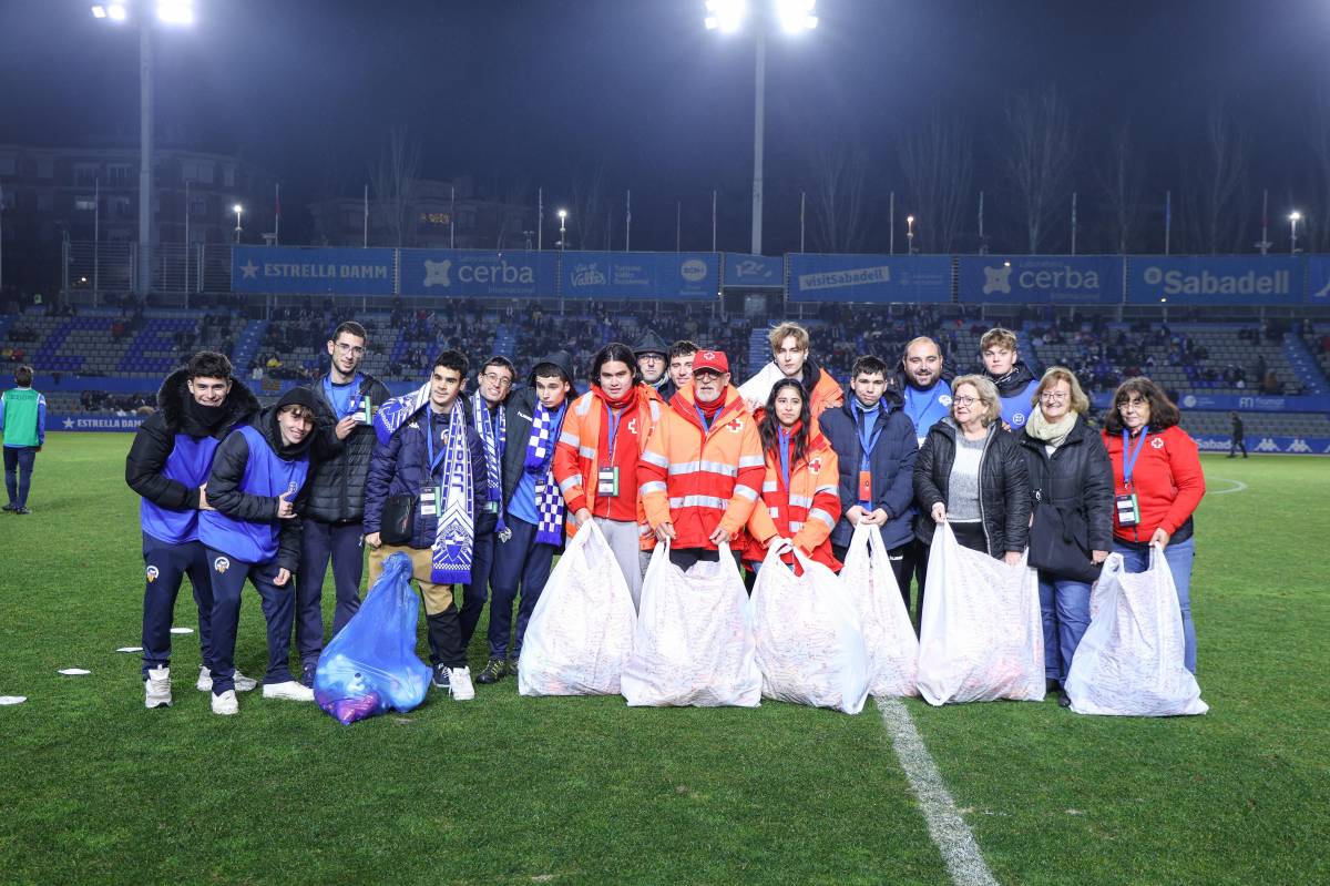 La foto de família de tots els voluntaris amb les bosses plenes