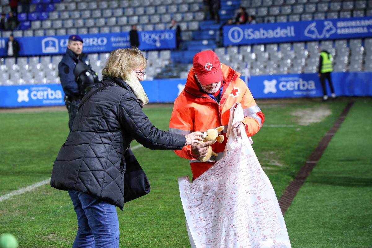 FOTOS | El CE Sabadell més nadalenc: pluja de peluixos i activitats al centre de la ciutat