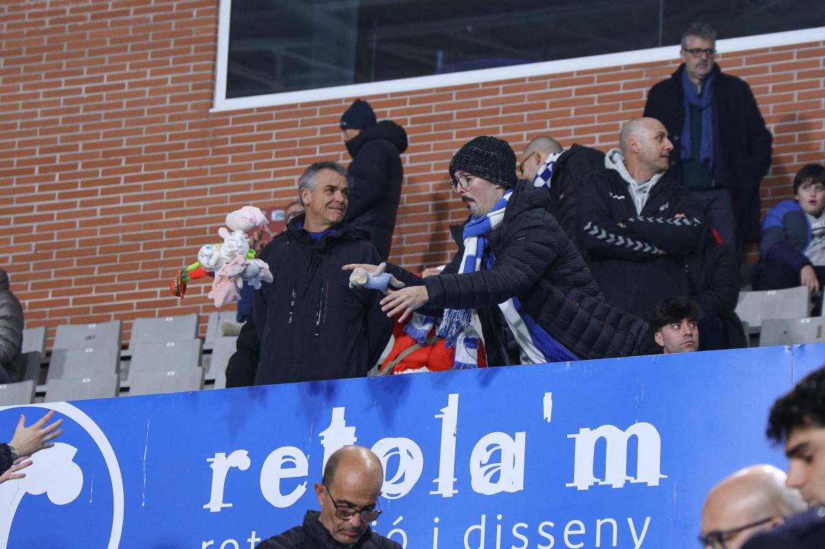 L`afició va llençar els peluixos durant la mitja part