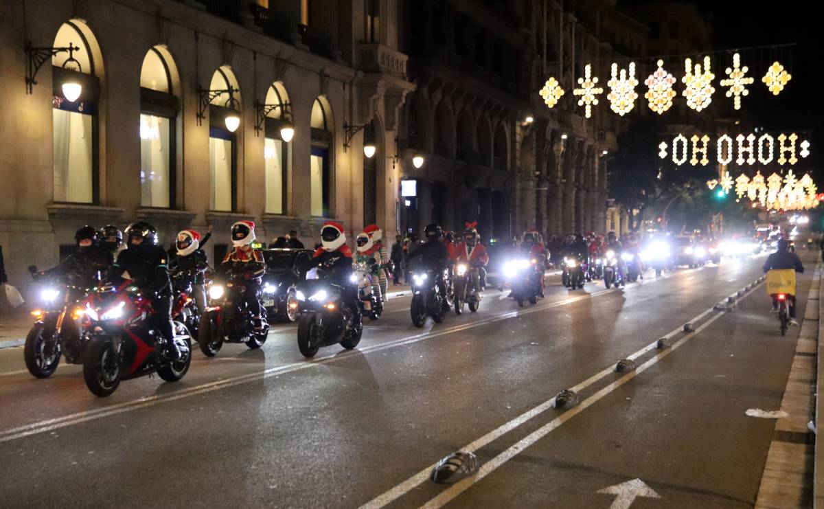Unes 2.000 motos decorades fan una  «parenoelada motera» a Barcelona