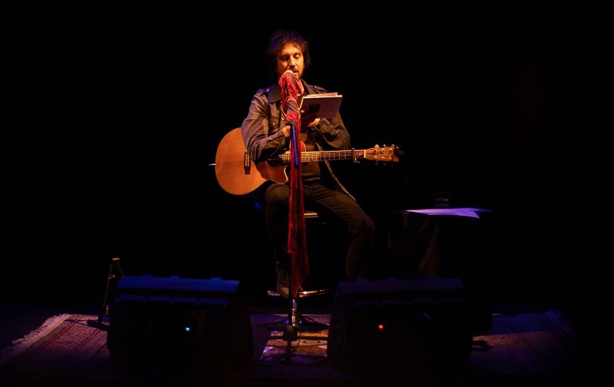 Èric Vinaixa, en un moment de l'espectacle sobre la vida de Roc Llop. - Cristina Ruiz