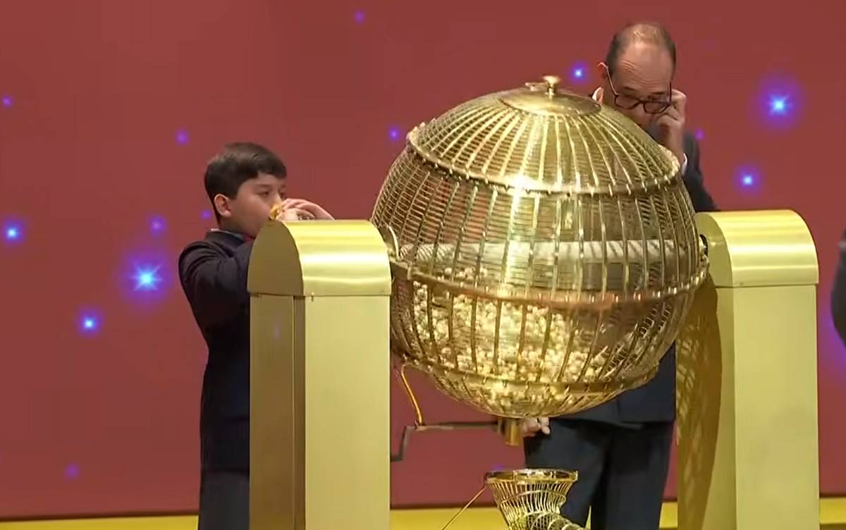 Tensió per una bola encallada al bombo en el sorteig de la Loteria de Nadal