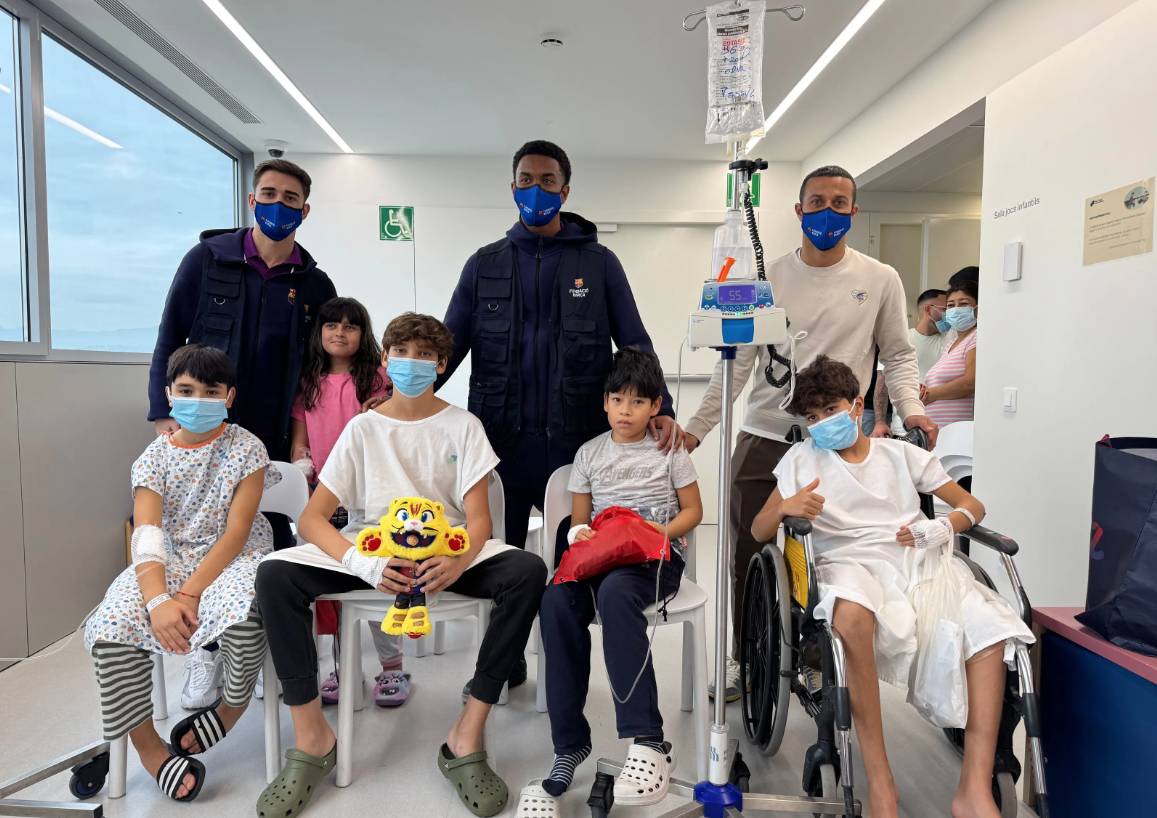 FOTOS | Visita sorpresa dels jugadors del Barça als més petits del Parc Taulí de Sabadell