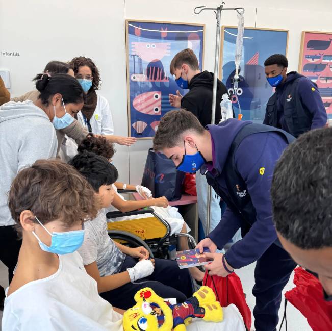 La visita de Gavi, Balde i Alcántara al Parc Taulí - Fundació FC Barcelona