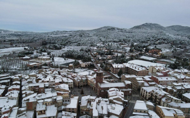 Imatges precioses: Prades es desperta sota la primera nevada de l’hivern