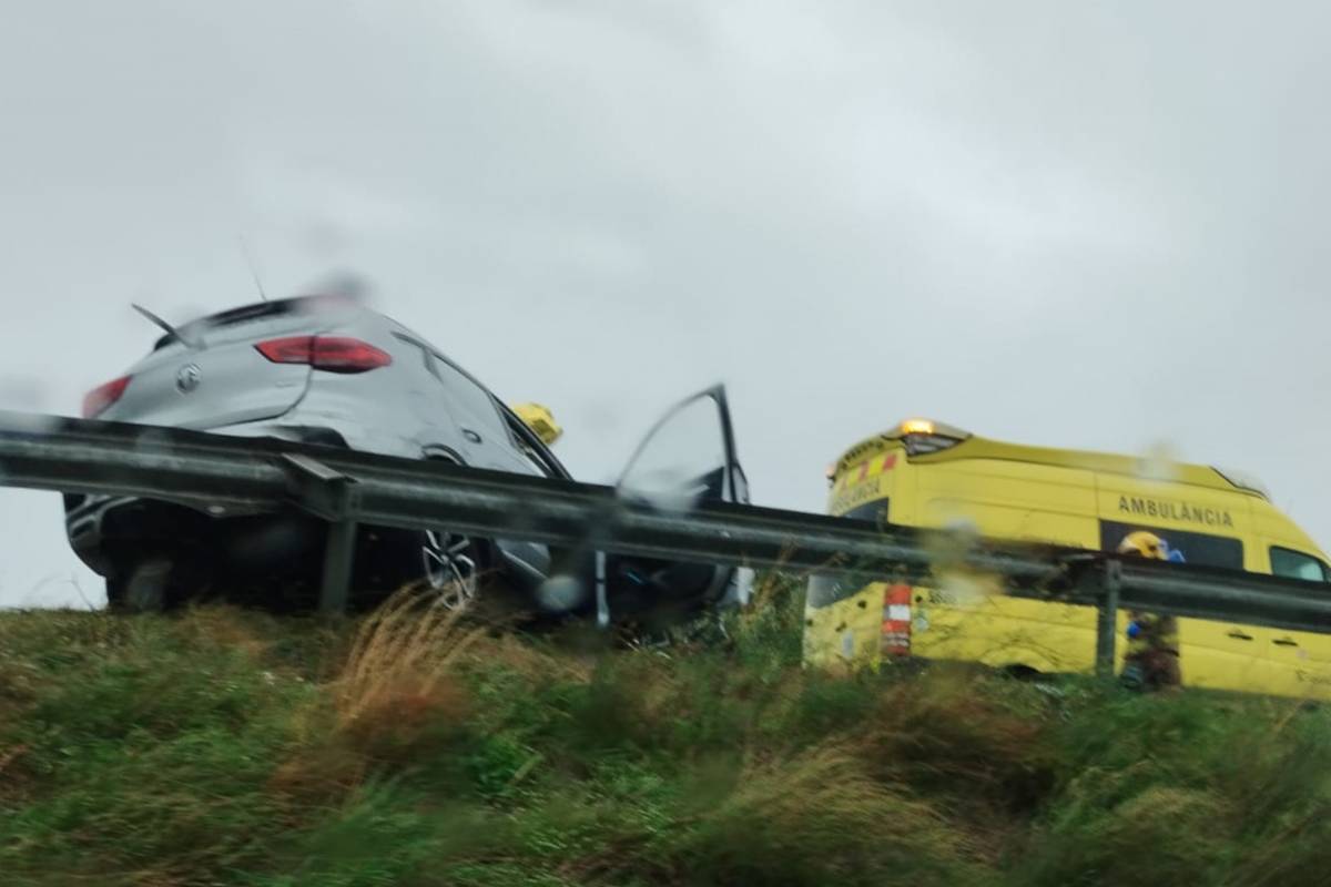 Un home mor en un xoc frontal entre un camió i un turisme a l'N-II a l'altura del Far d'Empordà