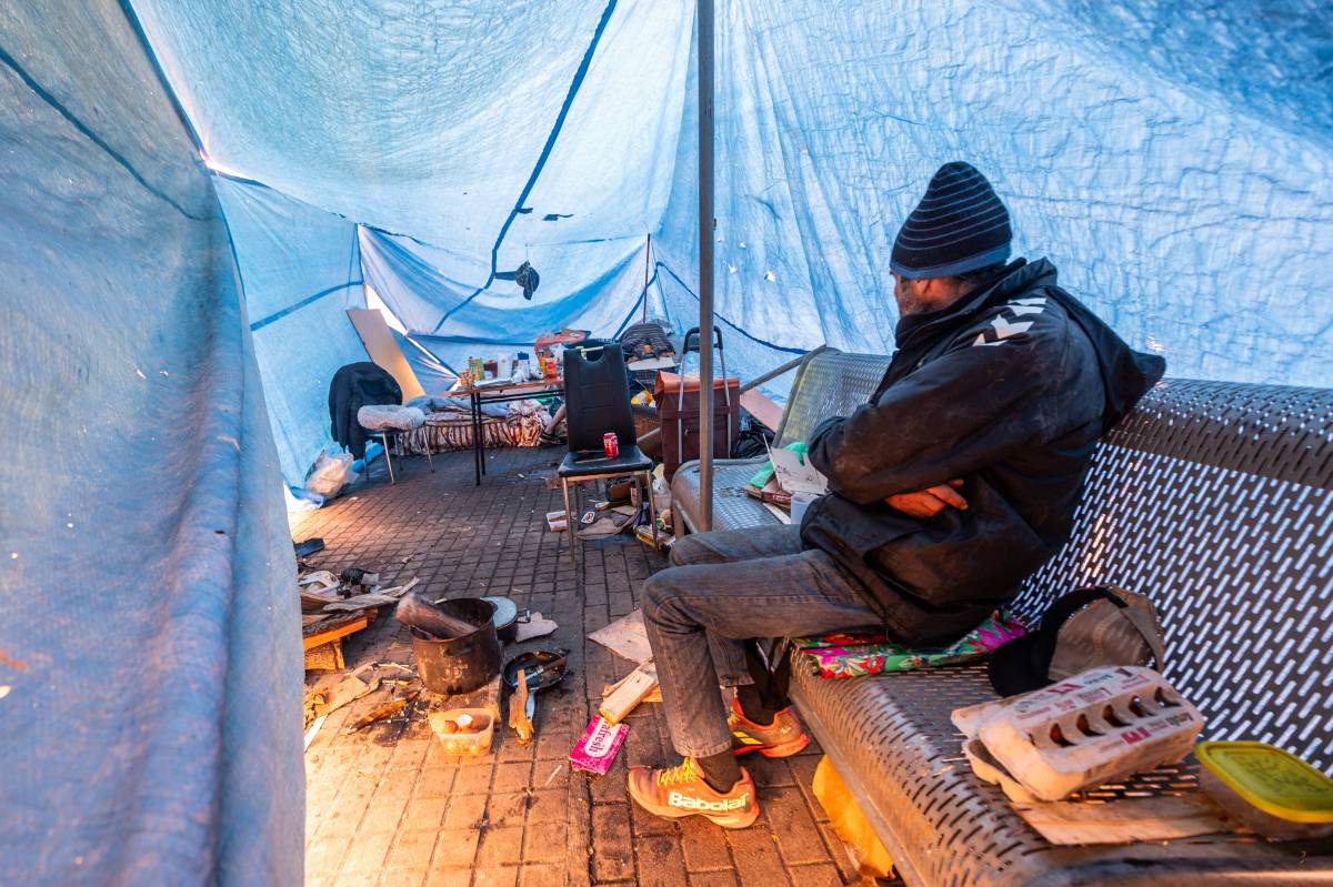 Dos homes sense sostre acampen en una plaça a Torre-Romeu