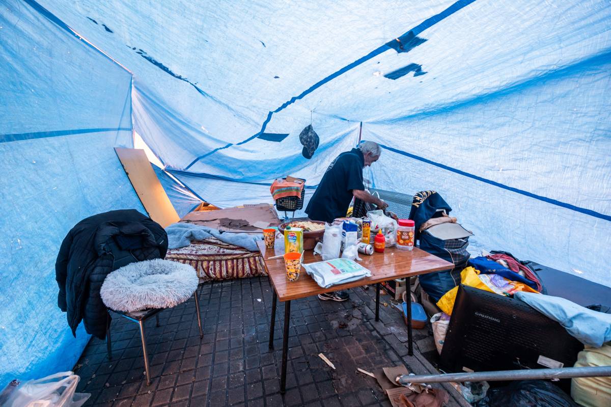 Dos homes sense sostre, acampats a Torre-romeu