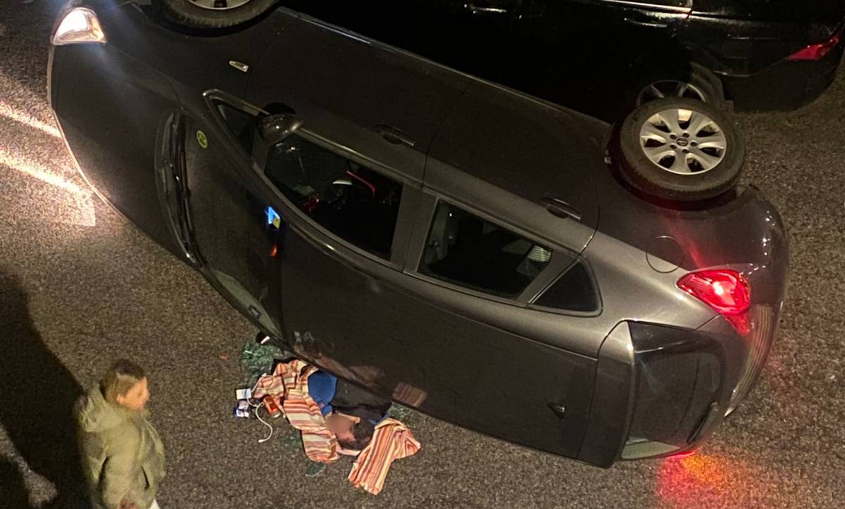 Un accident de trànsit deixa un cotxe bolcat i una imatge insòlita a Can Palet 