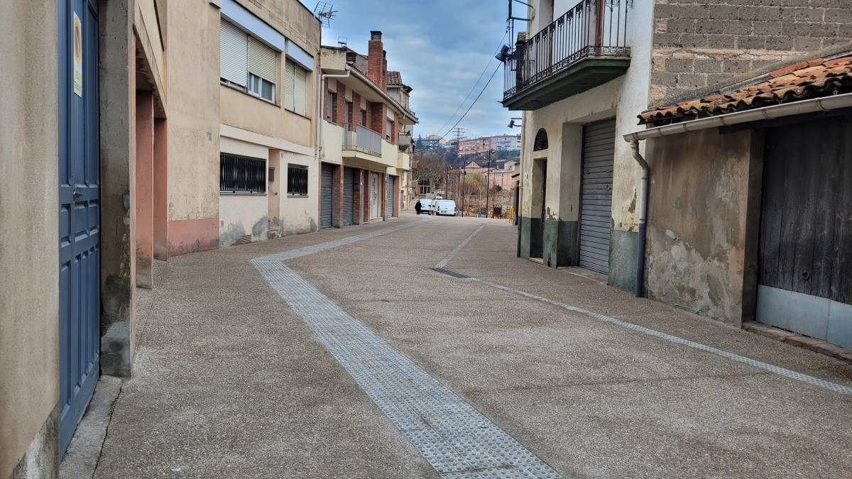 Un detall del paviment que vesteix el nou carrer del Riu de Gironella