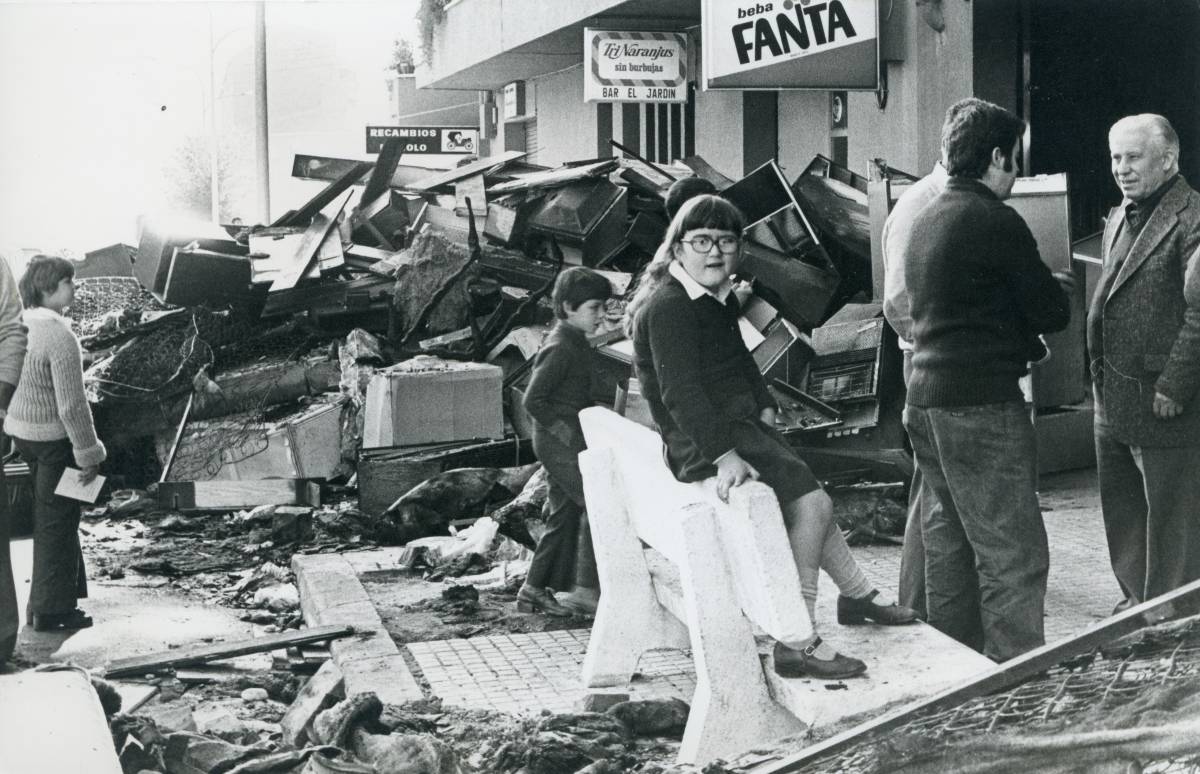 Un bar fustigat pel foc i gent mirant