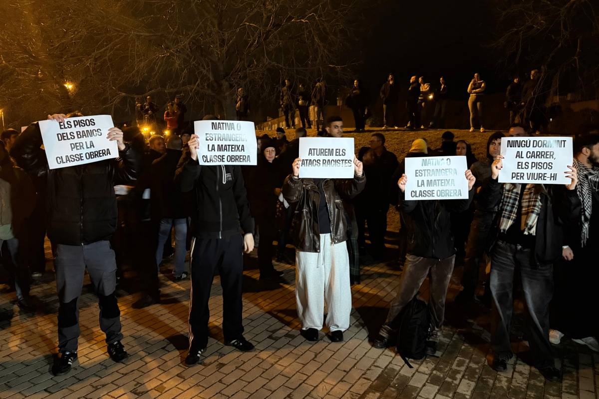 Tensió a la concentració de suport als desallotjats que continuen a Badalona