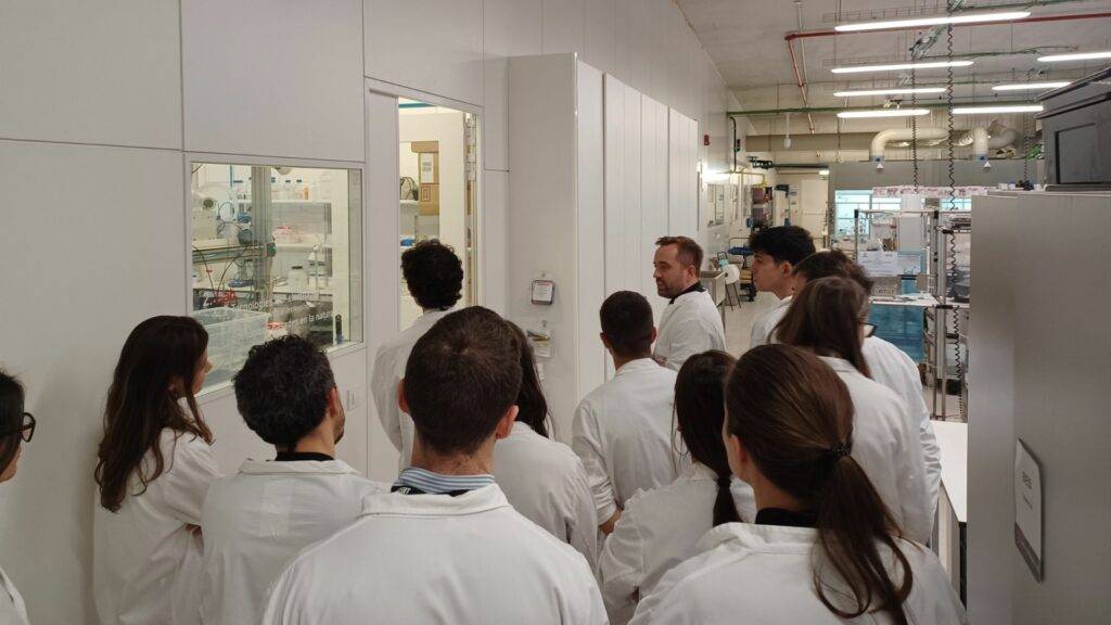 La jornada va concloure amb una visita guiada als laboratoris - 