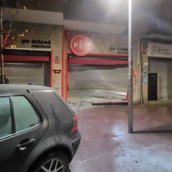 Assalten un forn de pa pel mètode d'encastament a Montcada i Reixac