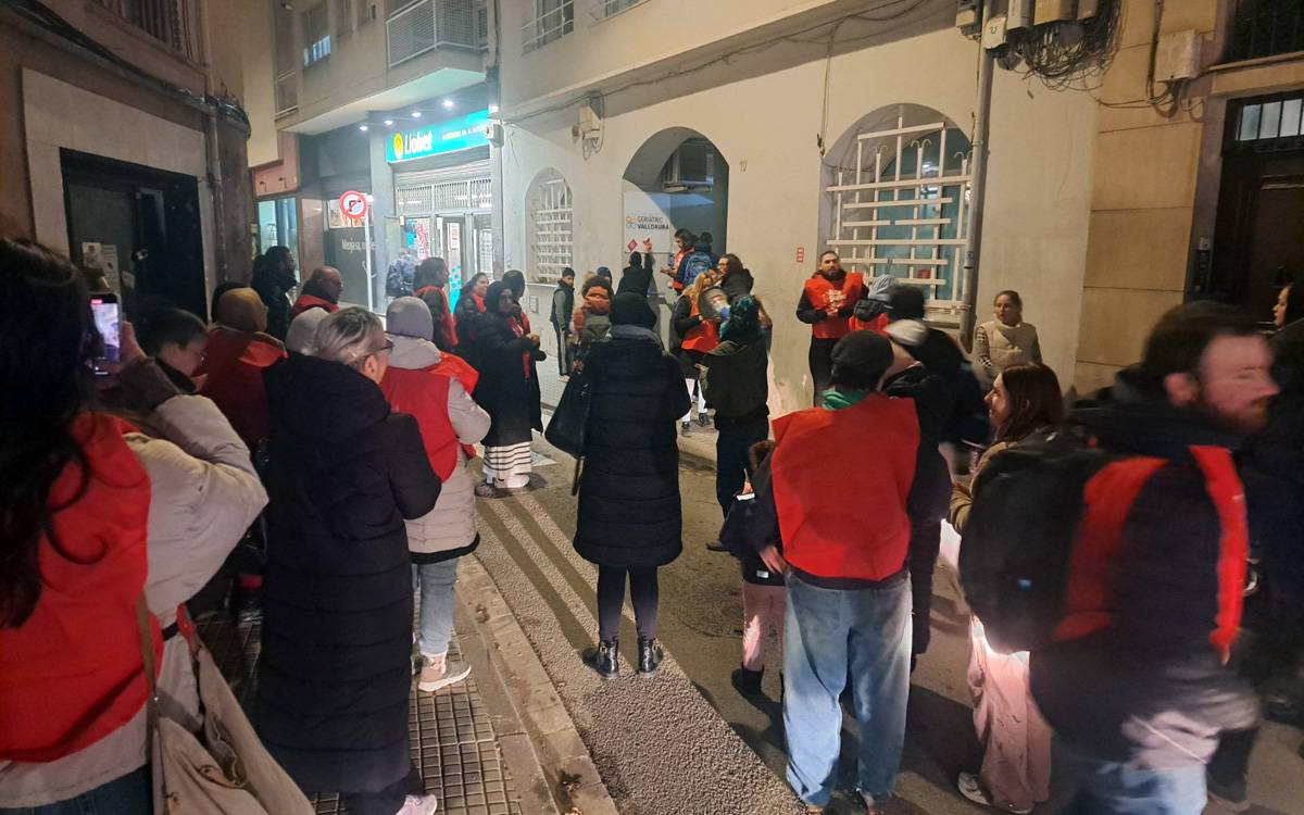Protesta sindical davant la residència Valldaura per dos casos laborals