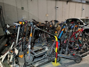 Terrassa posa fre a l'incivisme dels patinets: un centenar de requisats i prop de 1.700 multes en un any