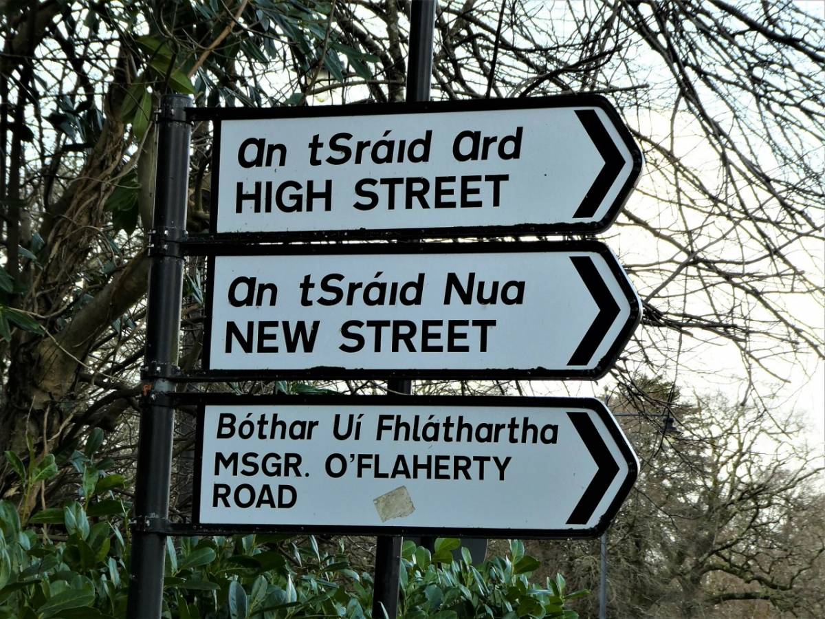 Uns rètols en irlandès en una imatge d`arxiu.