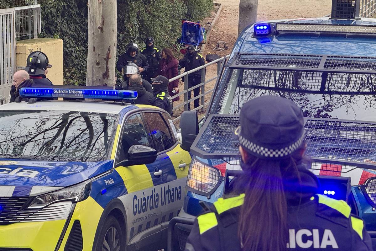 Sense solució encara a Badalona: desallotjat un antic institut ocupat durant dues hores