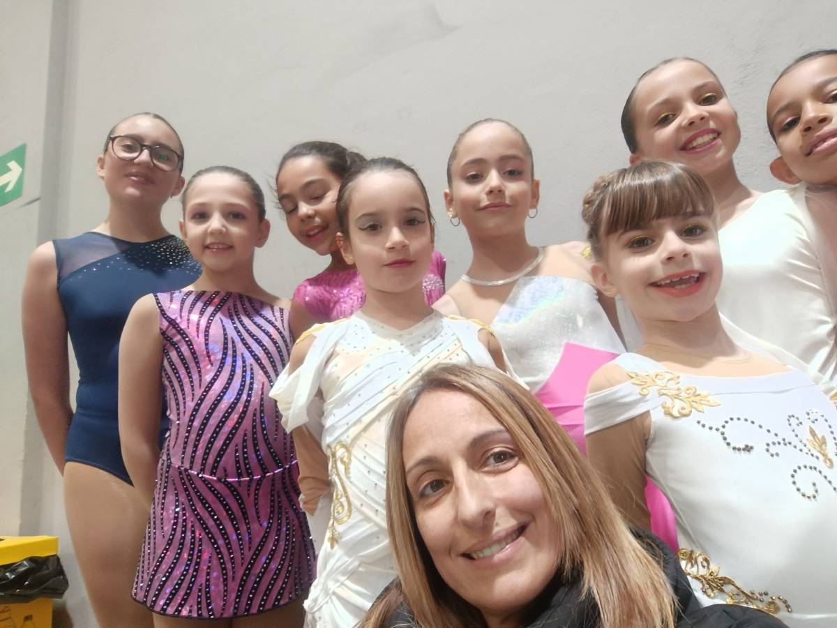 les patinadores de tarda amb la seva entrenadora Ester Fornell  - Solsona Patí Club 
