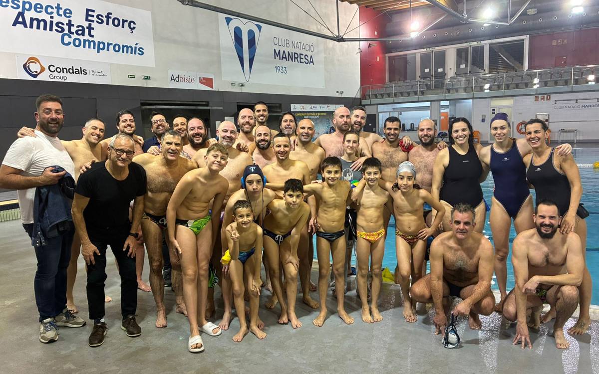 Exjugadors del CN Manresa es retroben a la piscina per acomiadar l'any jugant a waterpolo