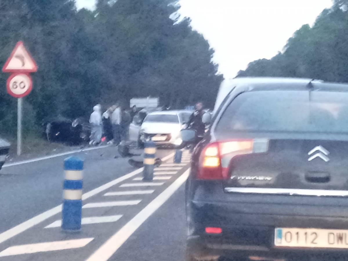 Impactant accident al revolt entre Castellar i Sabadell, amb un vehicle bolcat