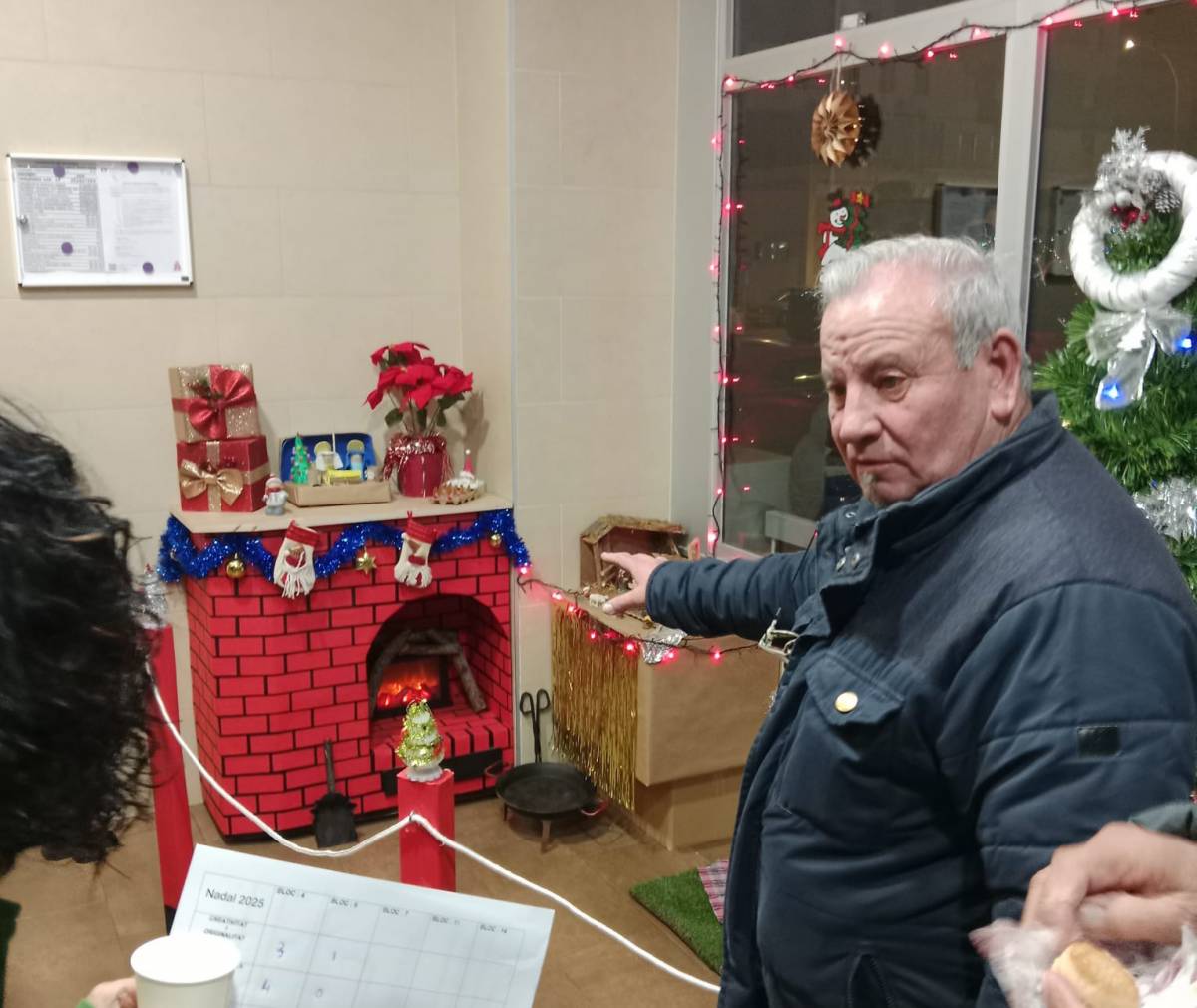 Fer comunitat amb l’excusa de vestir el barri de Nadal