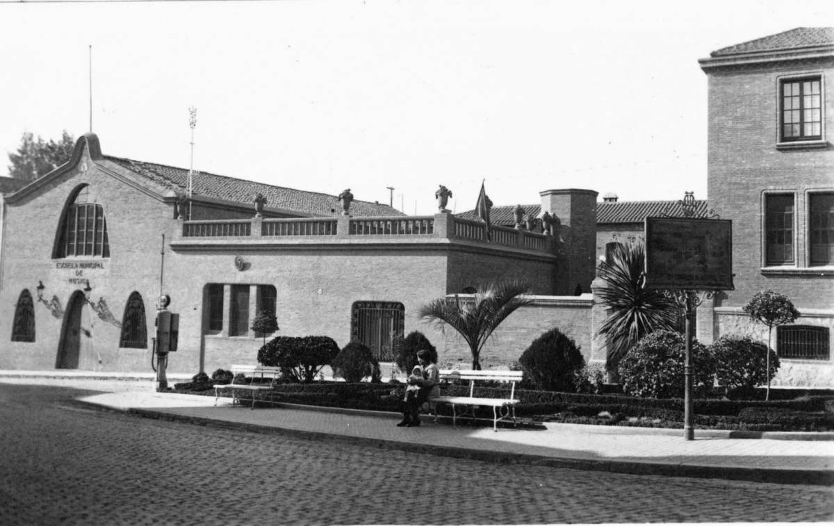 Edifici de l'Agrupació Regionalista a la plaça de Mossèn Cinto Verdaguer - Fons Ragon-AMAT