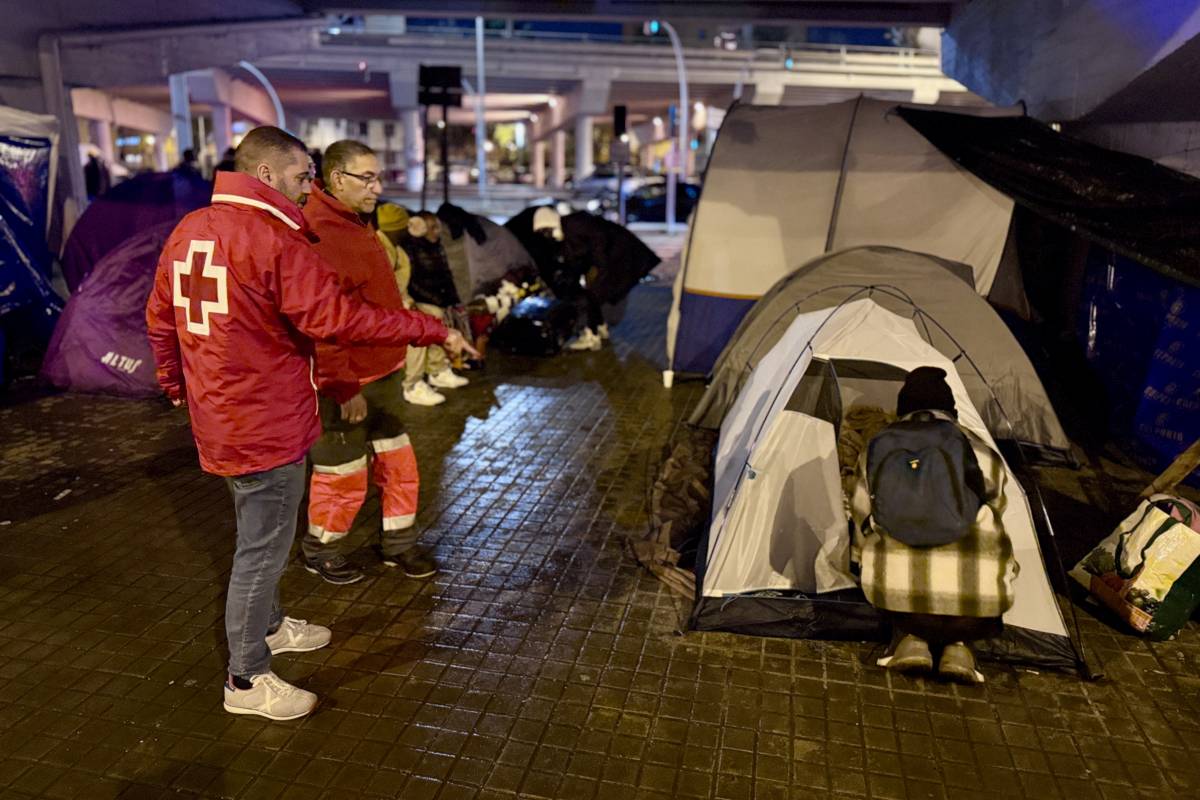 Una vuitantena de persones encara esperen al ras per ser reallotjades a Badalona