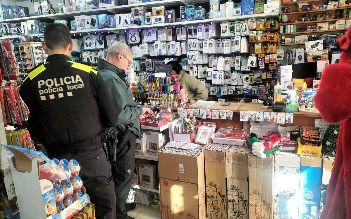Retiren un miler de productes cosmètics i 425 joguines per irregularitats en establiments de Torredembarra