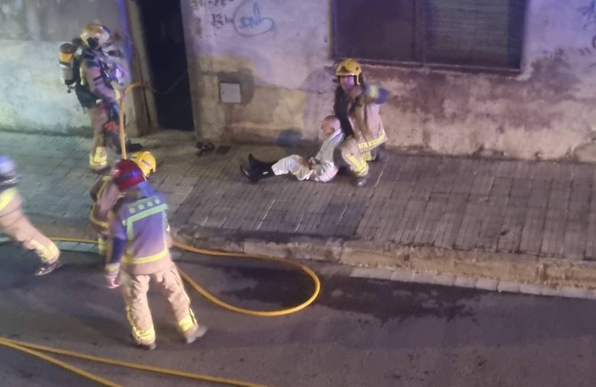 VÍDEO | Rescaten un home de 99 anys en l'incendi d'un habitatge a la Cogullada