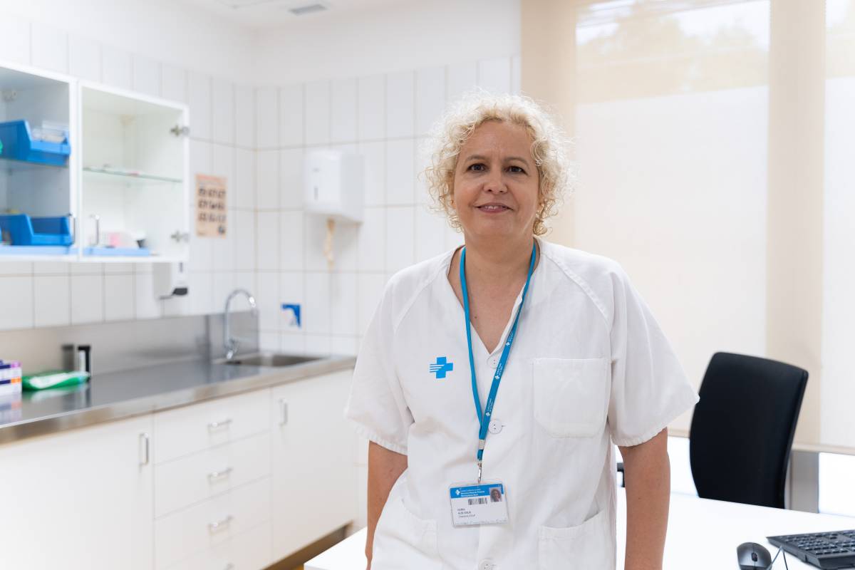 La doctora Núria Albi, en una consulta del CAP Concòrdia