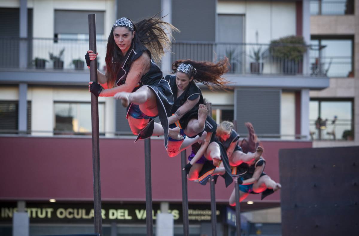 La dansa contemporània de Sol Picó meravella la plaça Nova 