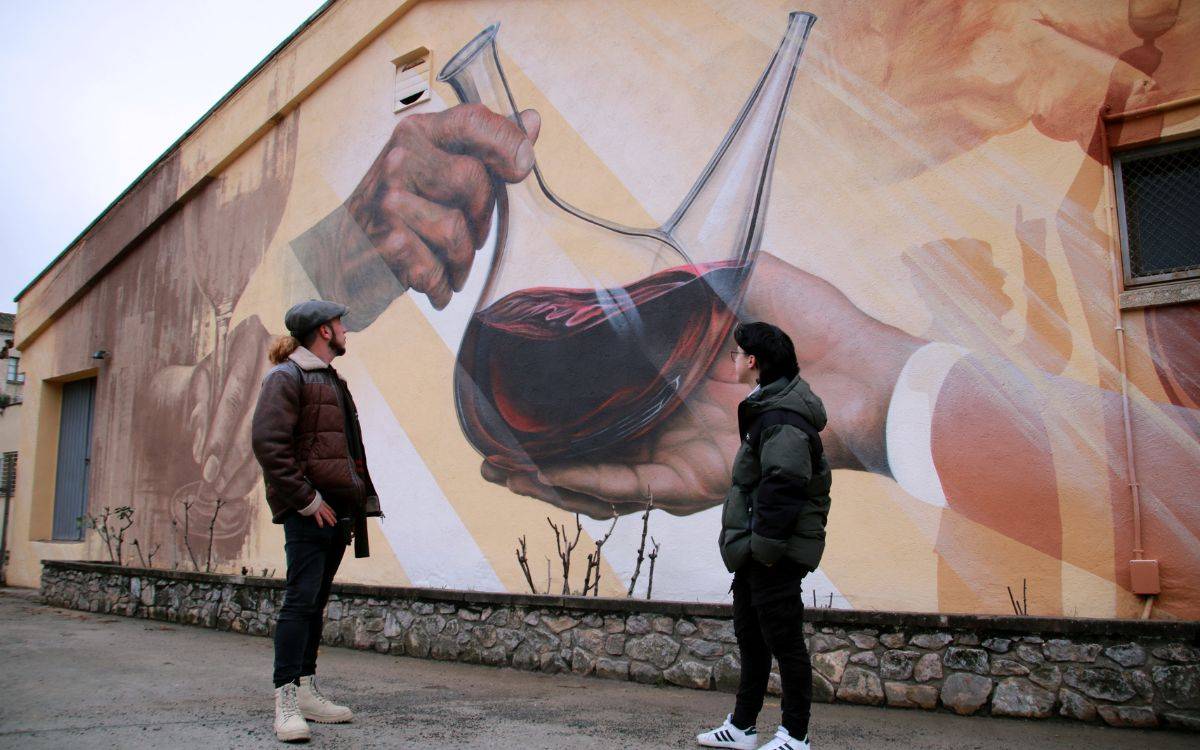 Porrera recrea la història del vi i reivindica la pagesia en un mural a la façana del Casal Municipal