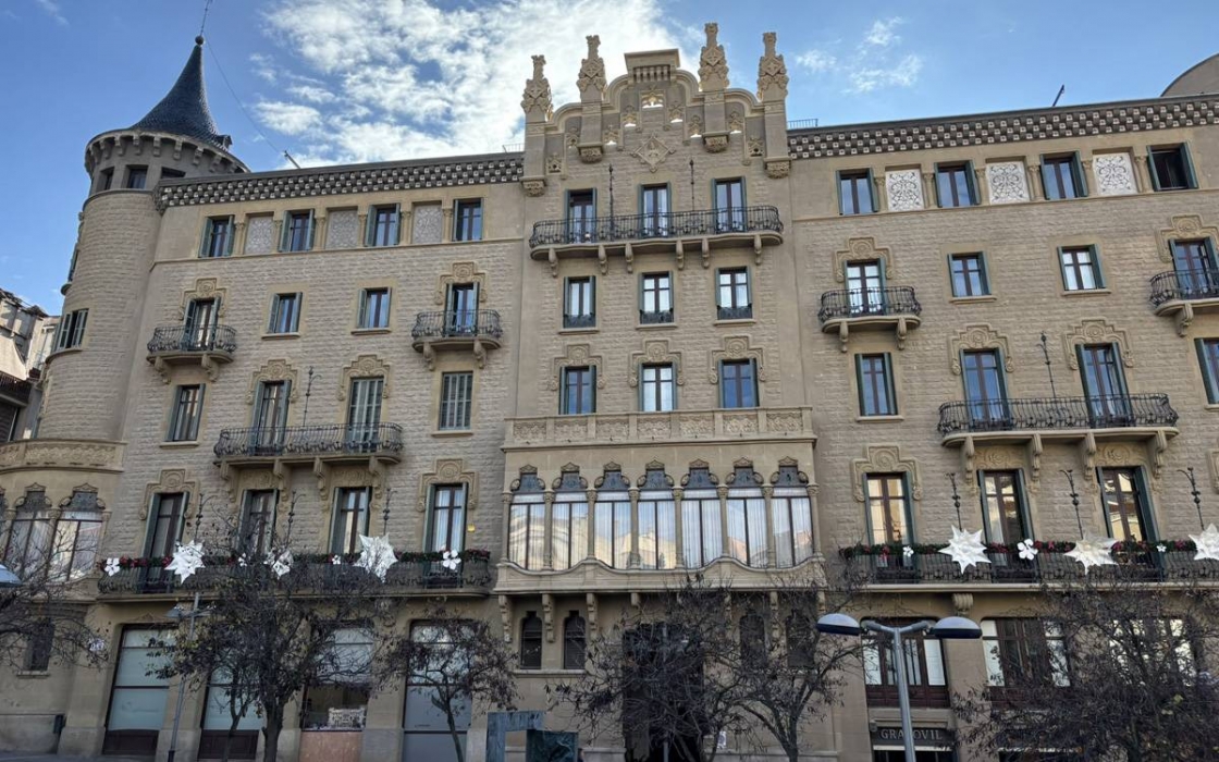 La Buresa recupera l'esplendor modernista amb la façana restaurada i els pinacles