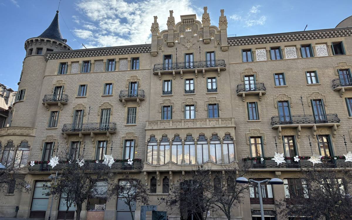 La Buresa recupera l'esplendor modernista amb la façana restaurada i els pinacles